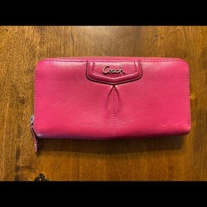 Coach wallet - pink.